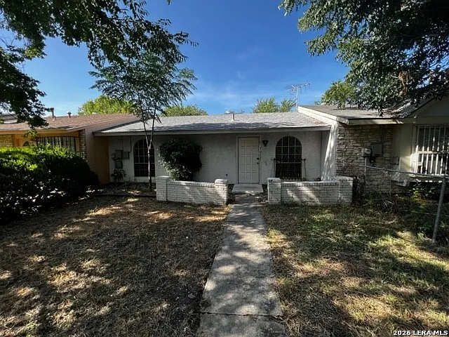 2 bed, 1.0 bath, 896 sqft, $995 — Photo 2