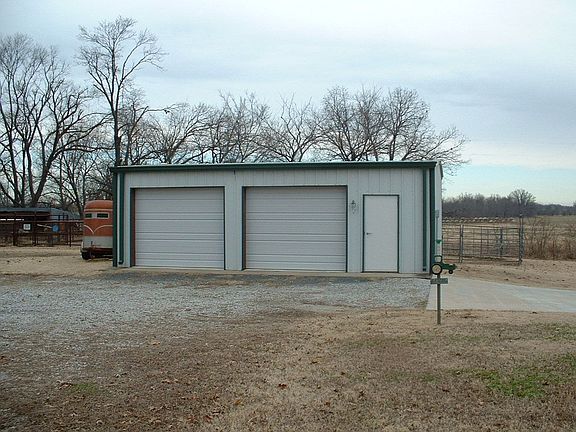 Large Garage for Many Uses