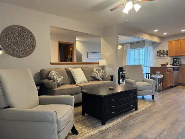3417 Crown Ct, Waterloo, IA 50702