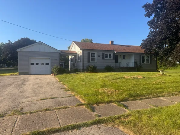 203 E 2nd St, Genoa, IL 60135