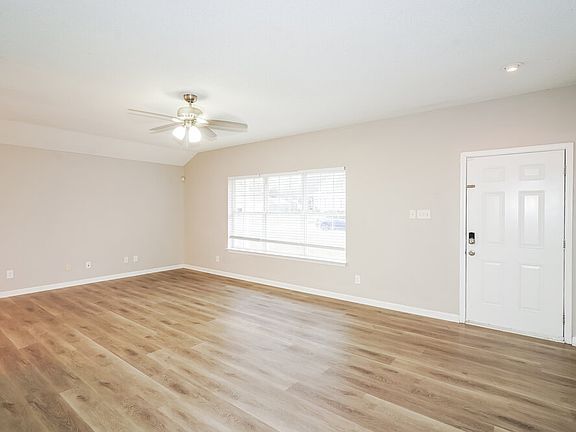 4th image of 331 Lake Forest Dr