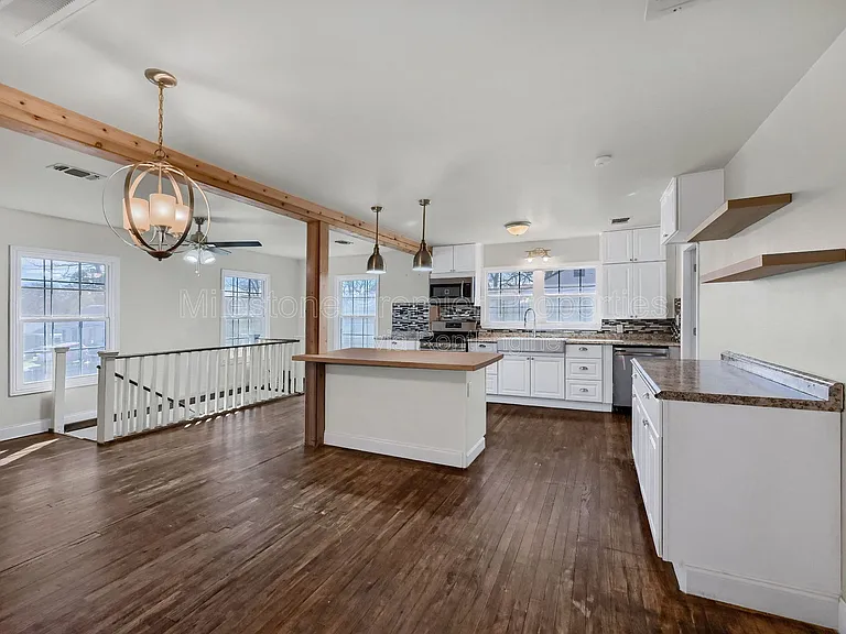 1624 S Fannin Ave — Photo 2