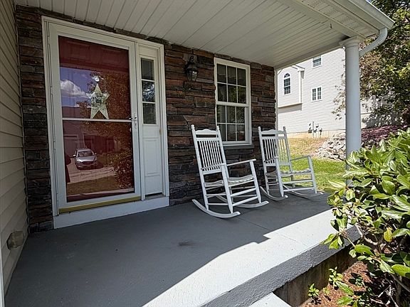 3rd image of 82 Fox Run Rd Unit 82