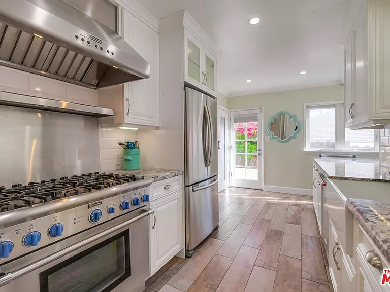 21447 Providencia St — Photo 31