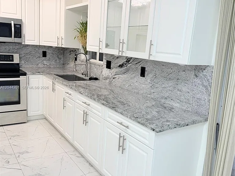 119 SW 6th Ln #119 — Photo 5