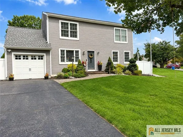 8 Tanglewood Ln, Colonia, NJ 07067