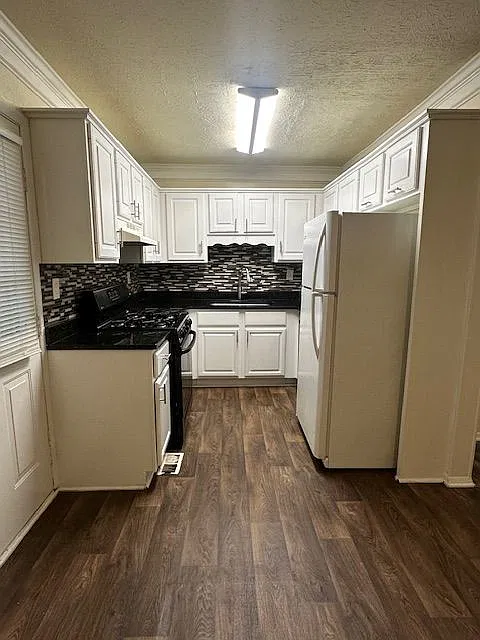 3 bed, 2.5 bath, 1600 sqft, $2,150 — Photo 2