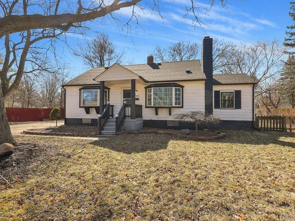 19966 Woodland St, Harper Woods, MI 48225