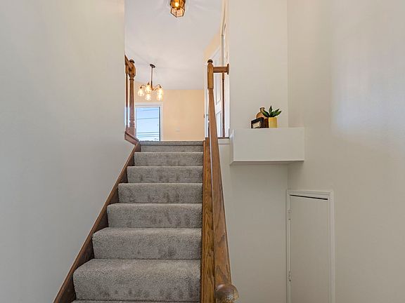 3rd image of 1081 Lakewood Cir