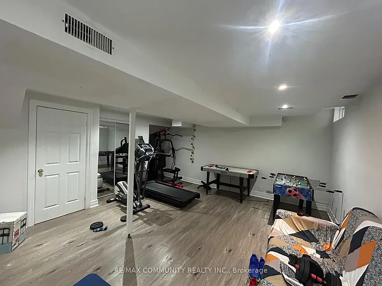 80 Raleigh Cres S — Photo 15