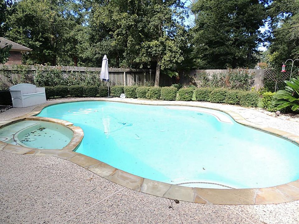 Beautiful Saltwater Pool and Spa. Amazing Light Show in the pool at night! Surround sound speakers t