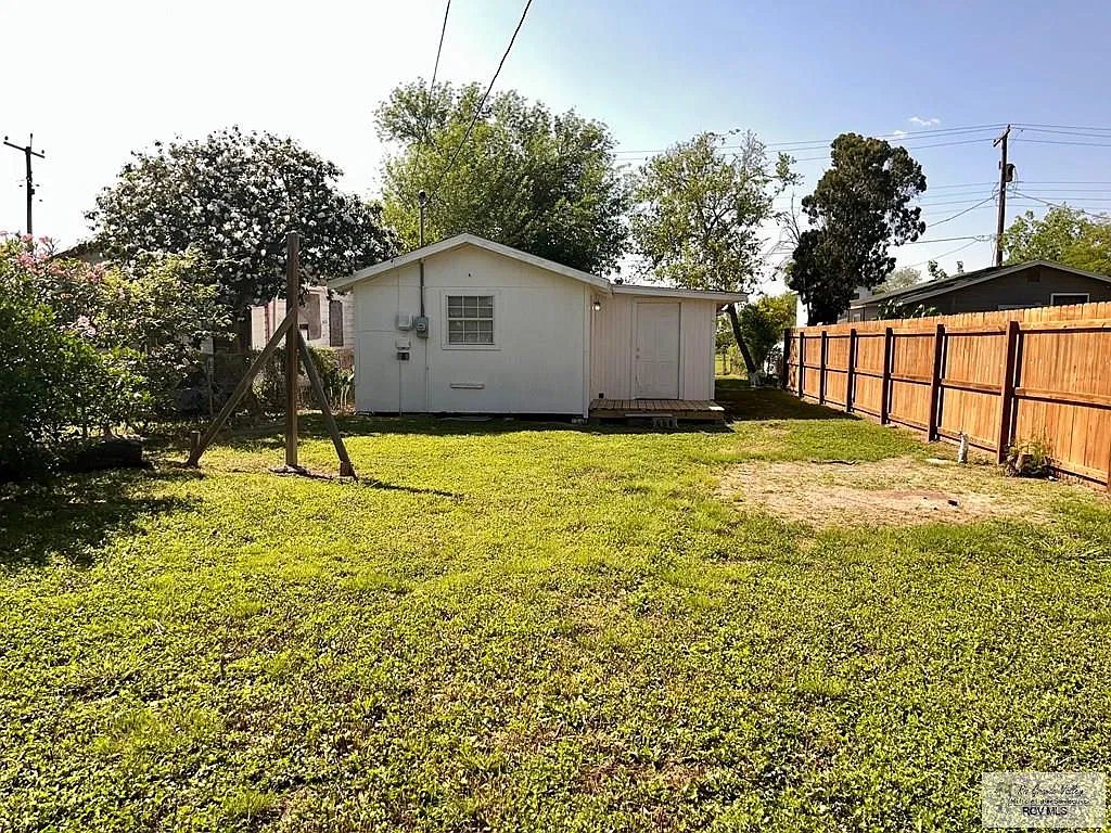 2 bed, 1.0 bath, 715 sqft, $875 — Photo 2