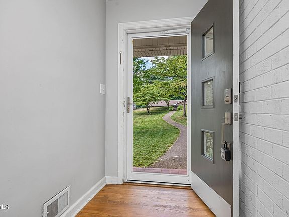3rd image of 109 Oak Ln