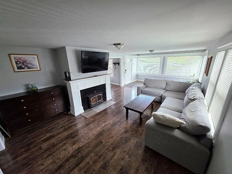 417 Simpson Ave — Photo 2