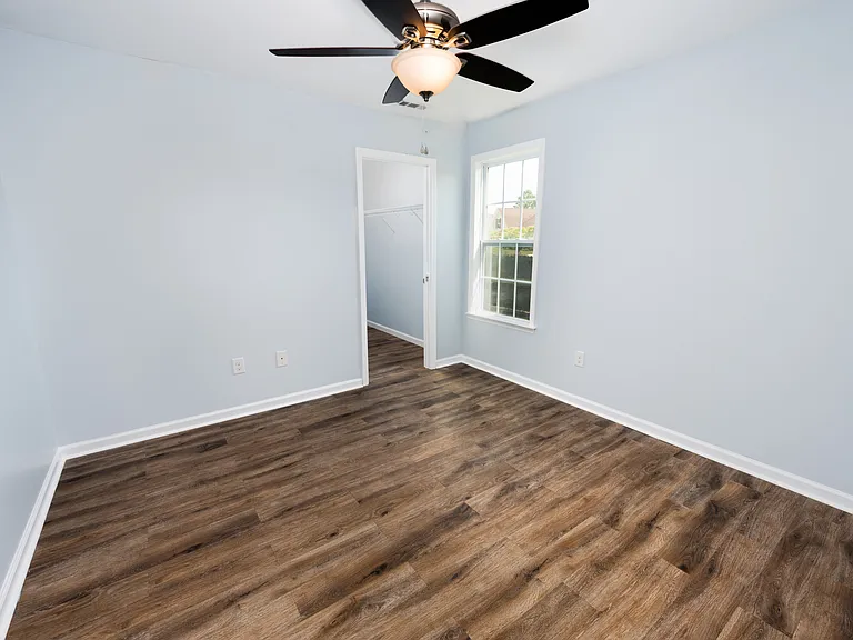 100 Lakeside Green Dr — Photo 18
