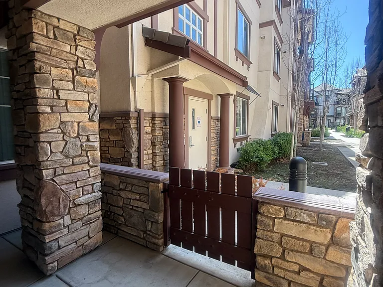Diamond Creek Condominiums/ Apartments — Photo 28