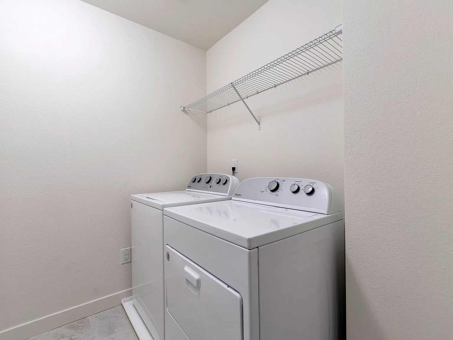 3 bed, 2.5 bath, 1622 sqft, $3,300 — Photo 3