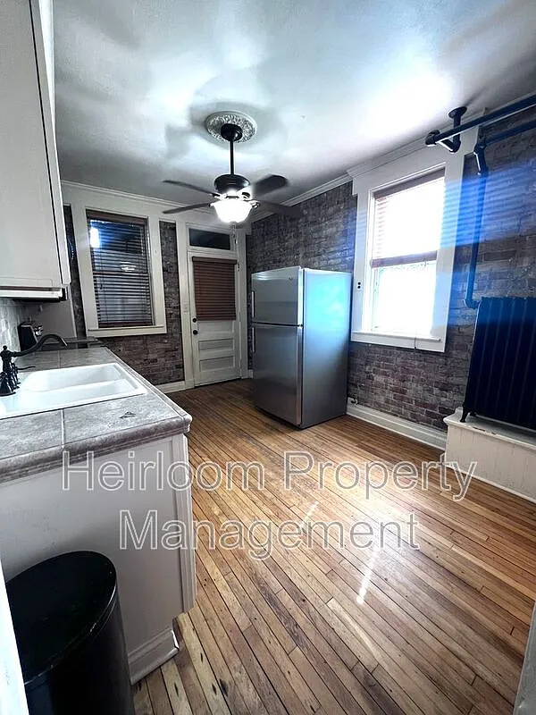 2 bed, 1.0 bath, 587 sqft, $1,300 — Photo 4