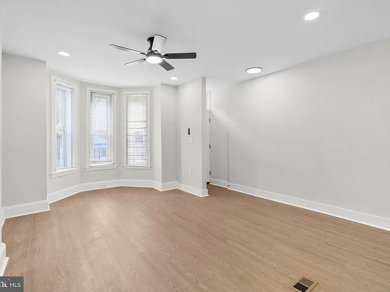 35 E Collom St — Photo 3