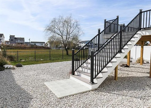 136 Lincoln Dr — Photo 29