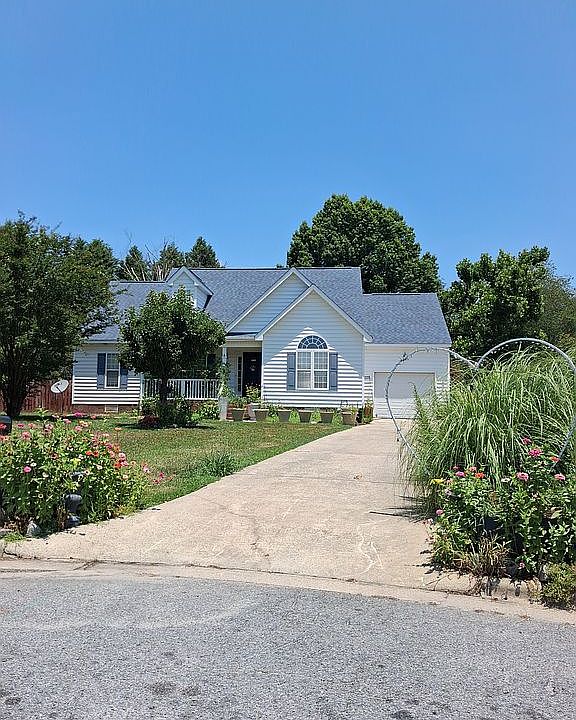 1st image of 723 Carrington Ln