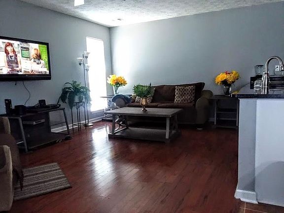 5th image of 105 Old Surrey Ct