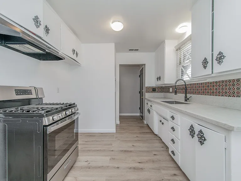 1674 E Princeton St — Photo 10
