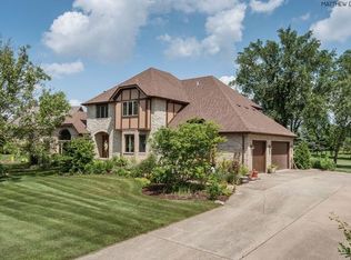 4 Woodland Dr, Lemont, IL