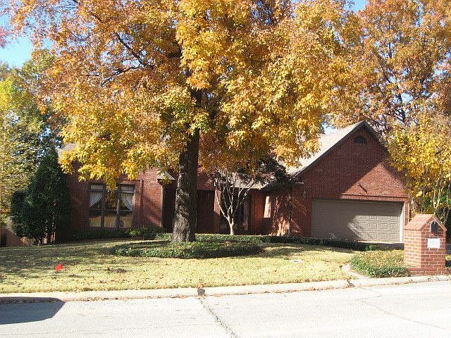 2nd image of 901 Fairway Dr