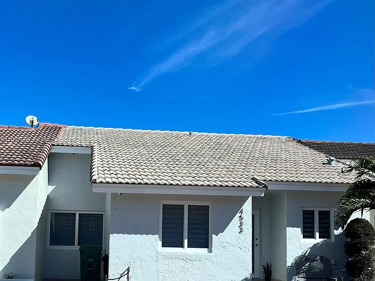4533 SW 143rd Pl — Photo 1
