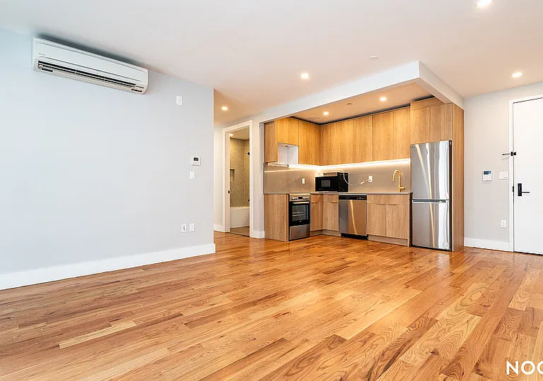 31-61 Vernon Blvd #1R — Photo 3
