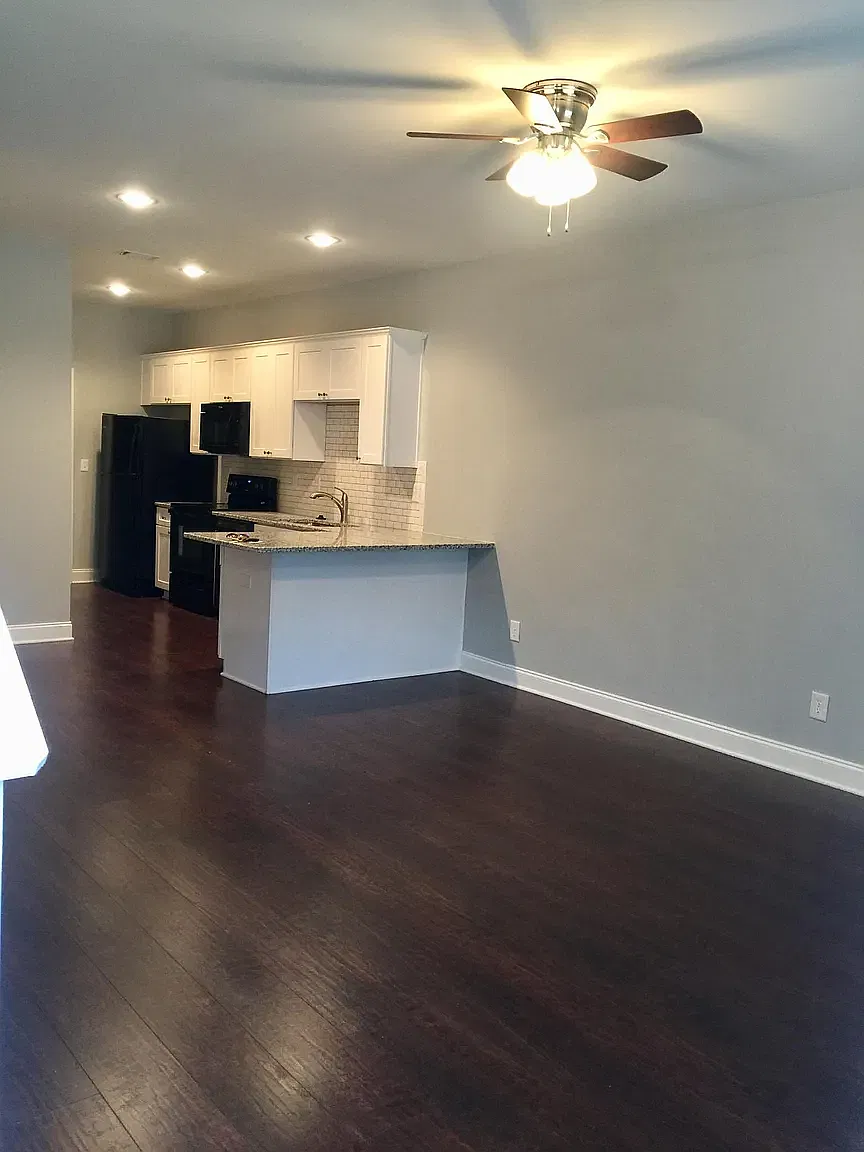 1010 Binghampton Cir — Photo 2