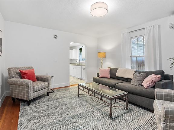 3rd image of 817 Baird Avenue