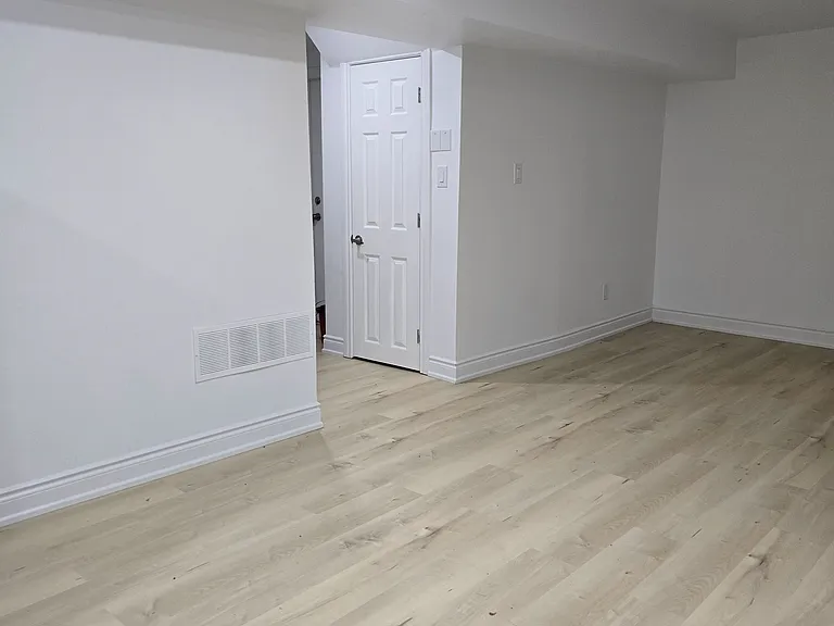 262 Lupin Dr #BASEMENT — Photo 2