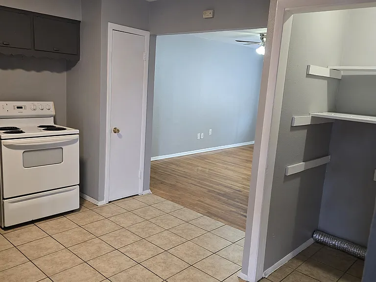 3833 Roseland Ave — Photo 9