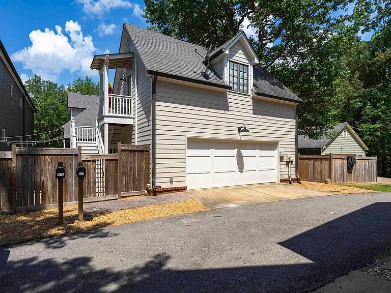 218 Hawthorn St — Photo 39