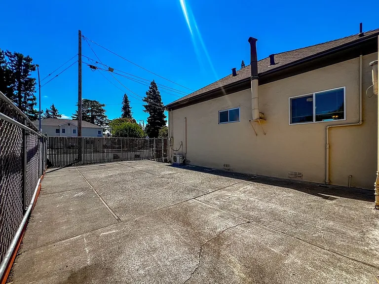 805 California Blvd — Photo 26