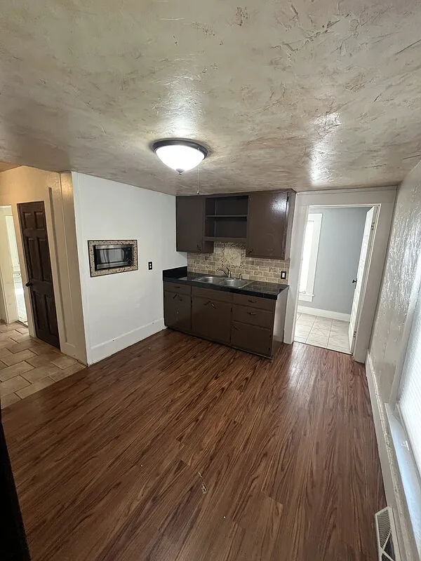 1 bed, 1.0 bath, $999 — Photo 2