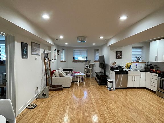 3rd image of 6225 N Hermitage Ave APT B