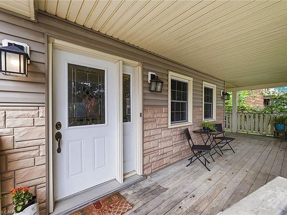 3rd image of 509 Lock St W