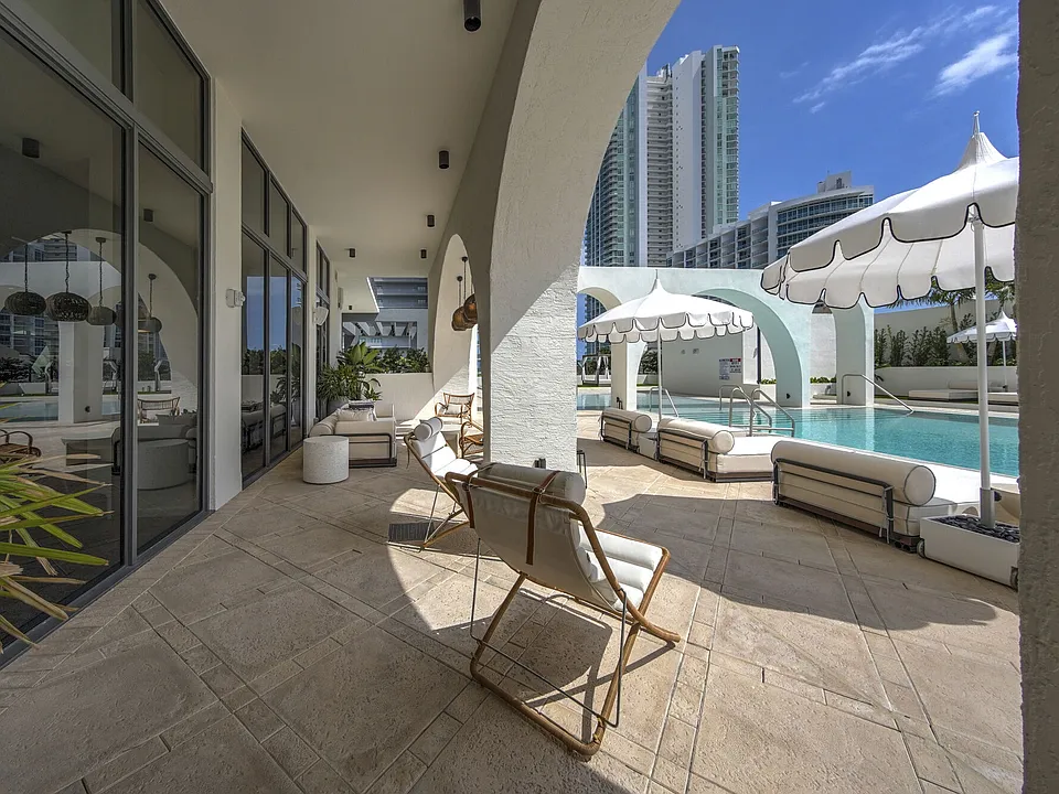 Metro Edgewater apartments community photo