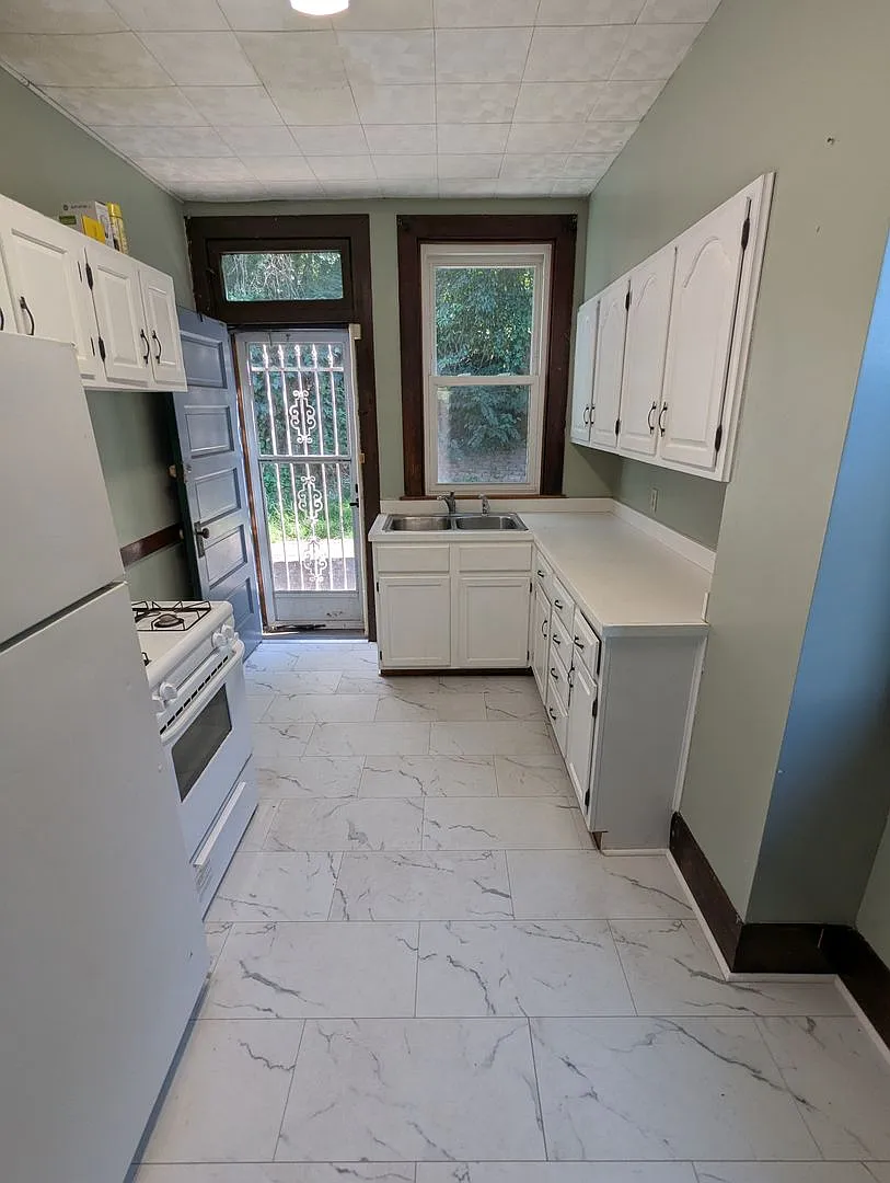 3 Bedroom 1 Bathroom Single Family Home (Greenfield) — Photo 2