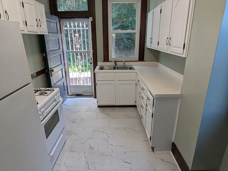 344 Connor St — Photo 2