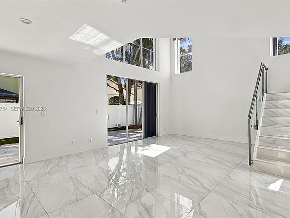 4th image of 967 Azure Ln