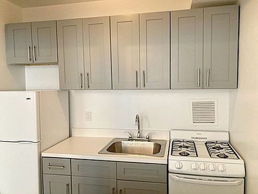 3rd image of 220 Avenue A APT 2B