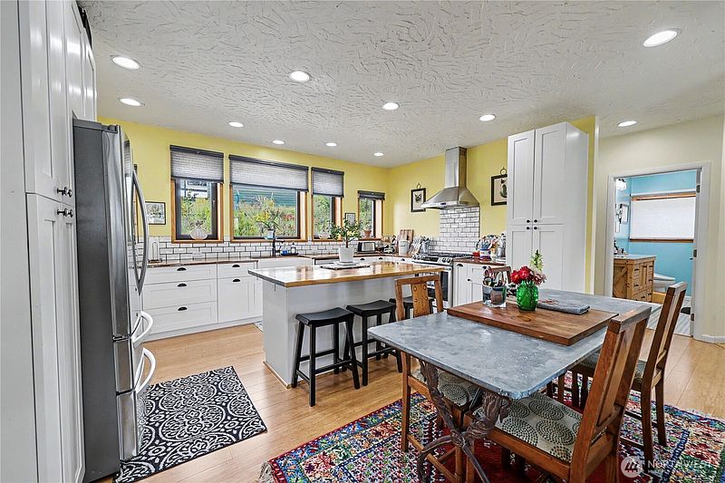 4th image of 1027 W Seventh Street