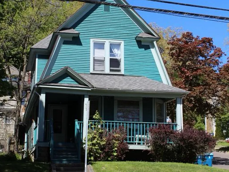 902 Davis St — Photo 1