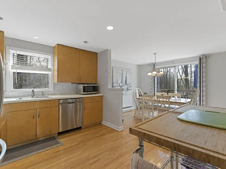 1091 Boston Post Rd — Photo 4