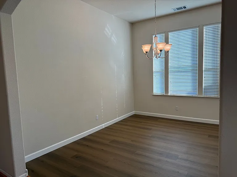 1587 Regent Dr — Photo 6