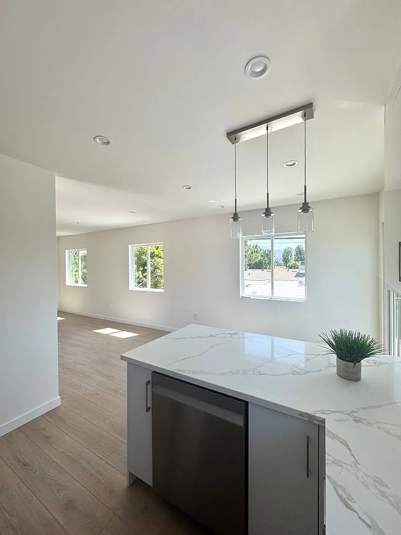Spacious 1000 Sq. Ft. Second-Floor Back ADU in a 2-Story Duplex Burbank — Photo 2